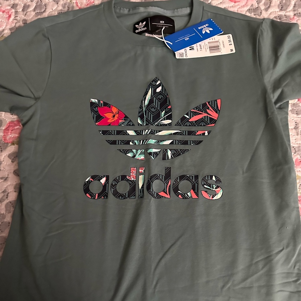 Woman adidas tee